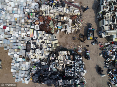 航拍视角下的电子废品回收站 空调彩电堆积如山，资源循环的时代命题